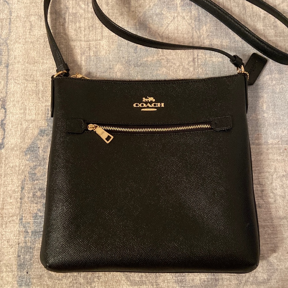 Last drop 🚚📍COACH crossbody in black